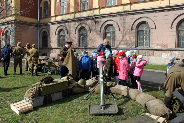 5 мая - К 70-летию Победы. Новости учреждений. Военно-истроическая реконструкция во дворе гимназии №209
