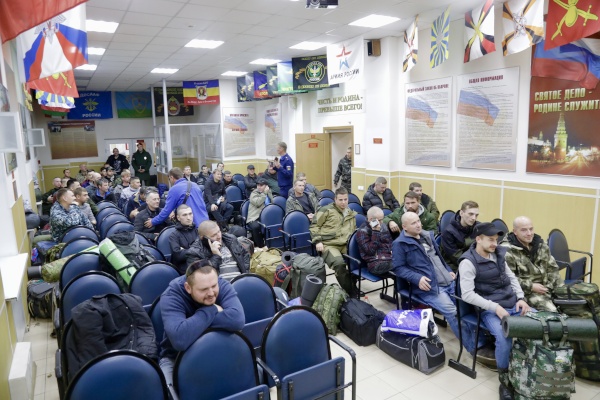 На Витебском вокзале проводили бойцов петербургского танкового батальона «АВРОРА»
