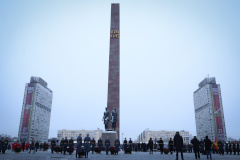 Возложение цветов к Монументу героическим защитникам Ленинграда и к скульптурной группе «Блокада» на площади Победы
