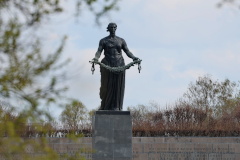 В канун Дня Победы на Пискаревском мемориальном кладбище возложили цветы и венки к монументу "Мать-Родина"