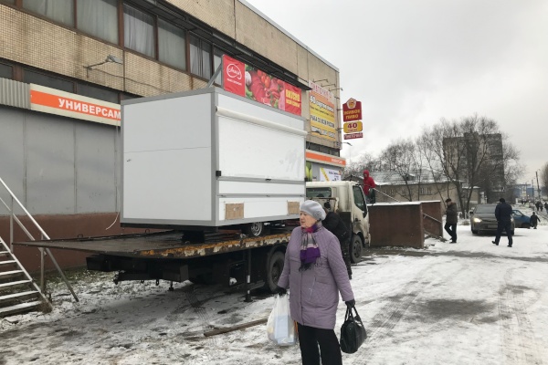Улицу Русановскую освободили от нестационарных торговых объектов