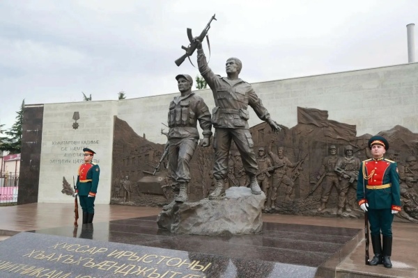 Александр Беглов возложил цветы к Мемориальному комплексу «Защитникам Отечества» в Цхинвале