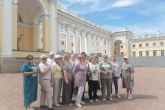 В социально-досуговом отделении граждан пожилого возраста КЦСОН Пушкинского района была организована экскурсия с посещением Александровского дворца и памятника генералу Ивану Васильевичу Хазову