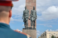 На Площади Победы возложили цветы к Монументу героическим защитникам Ленинграда