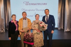В Красногвардейском центре культуры поздравил 12 семейных пар, отметивших золотой и бриллиантовый юбилей совместной жизни в 2024 году