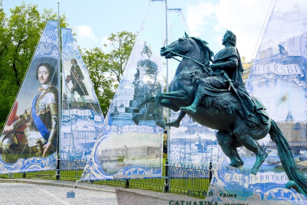 Возложение цветов к памятнику Петру Первому на Сенатской площади – Медному всаднику
