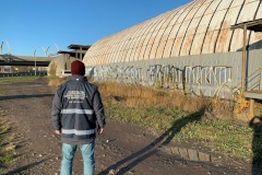Земельный участок площадью 1350 кв. м освобождается от самовольно установленных ангаров
