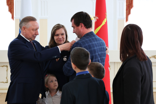 В Смольном наградили многодетных родителей