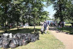 Берег Невы у бульвара Стеклянного городка очистили от мусора