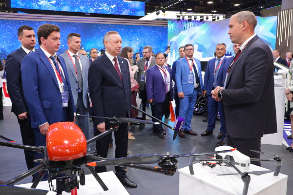 Александр Беглов осмотрел экспозицию Петербурга на ПМЭФ 2023