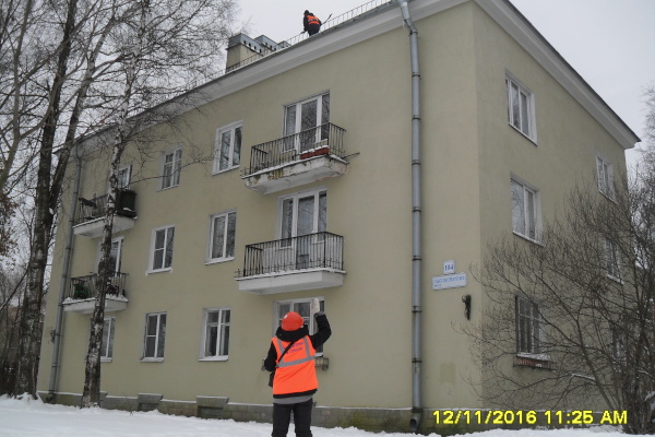 В Петродворцовом районе 75% кровель очищены от снега и наледи