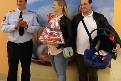 Родителям новорожденных Кировского района вручили детские автокресла