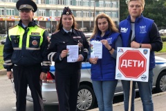 Активисты Молодежного Совета Фрунзенского района напомнили школьникам правила поведения на дорогах