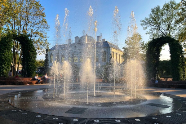 В Петергофе запустили светомузыкальный фонтан