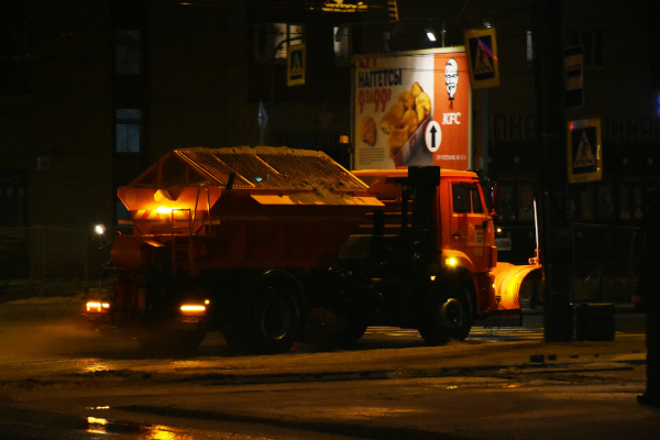 В Кировском районе ведётся работа по устранению последствий снегопада