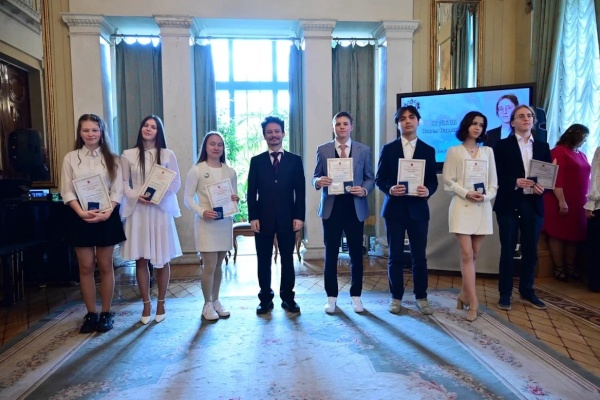 В особняке Матильды Кшесинской чествовали лучших выпускников Петроградского района