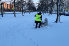 Сады и парки района очищают от снега