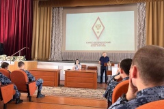 22.08.2024 стражи порядка провели с курсантами университета профилактическую беседу с учетом особенностей предстоящего осеннего сезона