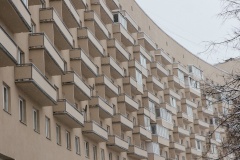 Председатель Жилищного комитета Денис Удод проверил завершение капремонта фасада на проспекте Непокоренных