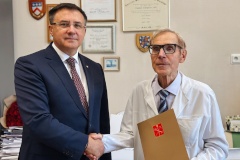 Вице-губернатор Владимир Омельницкий поздравил с Днем Рождения Владимира Семиглазова, хирурга-онколога, заведующего научным отделом опухолей репродуктивной системы НМИЦ имени Петрова