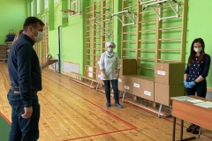Глава администрации Невского района проверил, как идёт раздача продуктовых наборов в школе №341