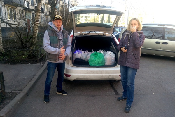 Волонтёры Кировского района доставляют продукты и лекарства нуждающимся