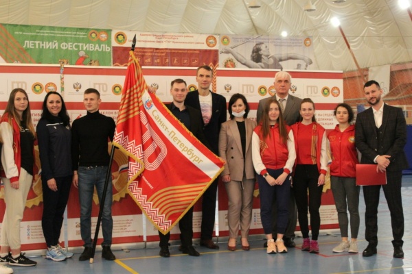 Красносельский район в торжественной обстановке передал почетное знамя Всероссийского физкультурно-спортивного комплекса «Готов к труду и обороне» представителям Колпинского района