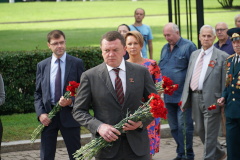 В День окончания Ленинградской битвы на Серафимовском кладбище прошла церемония возложения