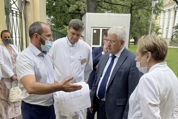 Олег Эргашев с рабочим визитом посетил Мариинскую больницу