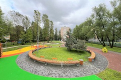 В Кировском районе на ул. Подводника Кузьмина провели комплексное благоустройство дворовой территории