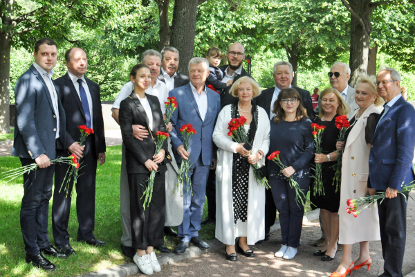 В День памяти и скорби делегация Общественной палаты Петербурга почтила память жертв Великой Отечественной войны