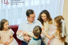Александр Беглов: В Петербурге действует масштабная программа поддержки семей с детьми и повышения рождаемости - первая в новом году двойня появилась в многодетной семье