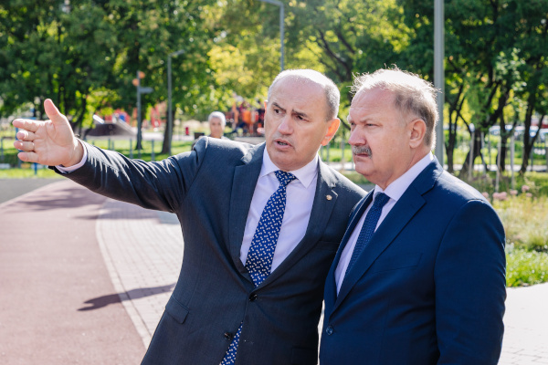 Николай Бондаренко проинспектировал завершенный объект благоустройства в Красногвардейском районе - Бестужевский сад