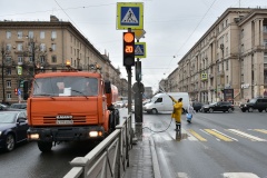 В Кировском районе приступили к весенней уборке территории