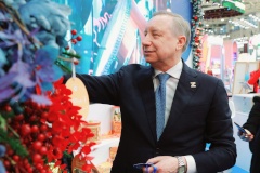 Александр Беглов исполнит мечты детей, оставивших открытки на «Елке желаний» на  выставке «Россия»