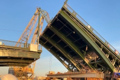 На Биржевом мосту возобновляются работы по демонтажу свай