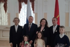 Семью Михайленко из Кронштадта наградили в Смольном за достойное воспитание детей