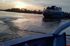 Петербургские аварийные службы сняли с мели судно на Неве