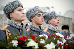 В День Героев Отечества к обелиску «Городу-Герою Ленинграду» возложены цветы