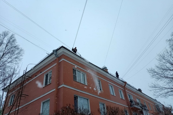 Управляющие компании ведут очистку кровель от снега и наледи после обильного снегопада