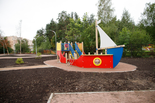 Глава Петродворцового района проверил ход благоустройства детского сада в Ломоносове