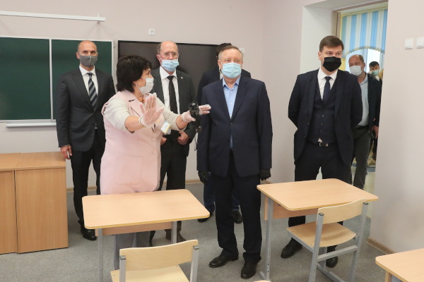 Александр Беглов проинспектировал ход работ по реконструкции школьных зданий