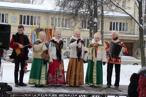 Веселое уличное гуляние «Широкая Масленица» состоялось перед Культурным центром "Троицкий"