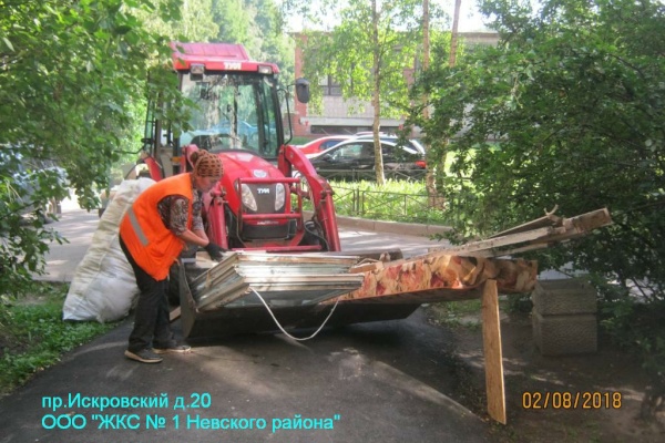 В Невском районе осуществляются работы по вывозу крупно-габаритного мусора