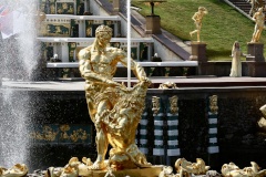 В Петергофе стартовал сезон фонтанов