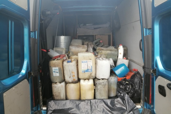 Экологи вывезли 67 канистр с нефтепродуктами