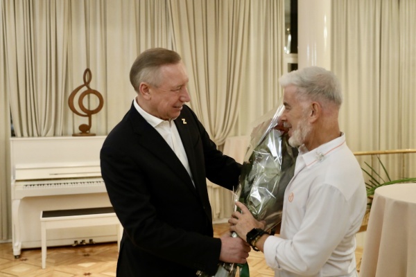 Александр Беглов поздравил Олега Газманова с юбилеем творческой деятельности