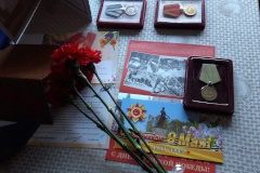 В преддверии 77-ой годовщины Победы в Великой Отечественной войне в Калининском районе начались поздравления ветеранов на дому