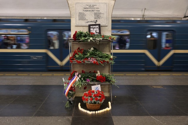 В Петербурге прошла акция в память о погибших в теракте на станции метро «Технологический институт»