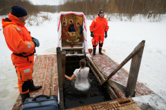 Более четырёх с половиной тысяч человек приняли участие в Крещенских купаниях в Петродворцовом районе